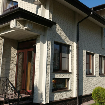 дом отделанный панелями Камень Шотландский